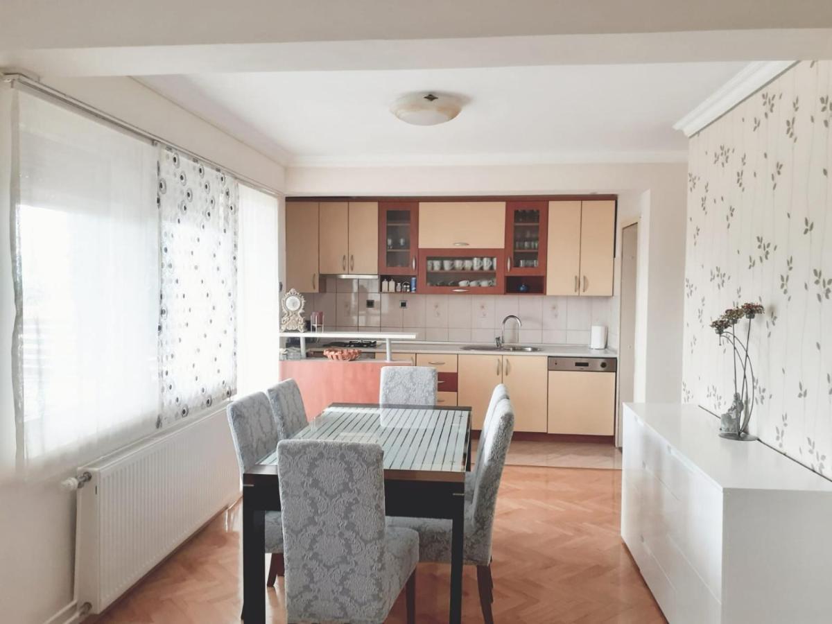 Spacious 80M2 Apartment In The Center يوبوسكي المظهر الخارجي الصورة